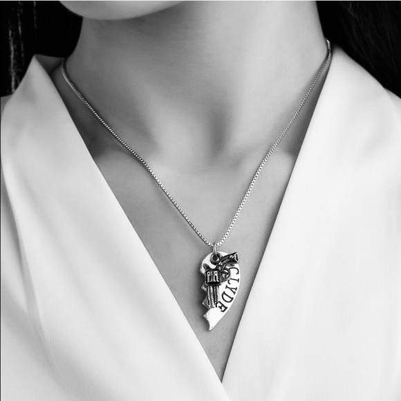 NWT Bonnie and Clyde silver pair of broken heart 💔 necklaces with pistols - Picture 2 of 8